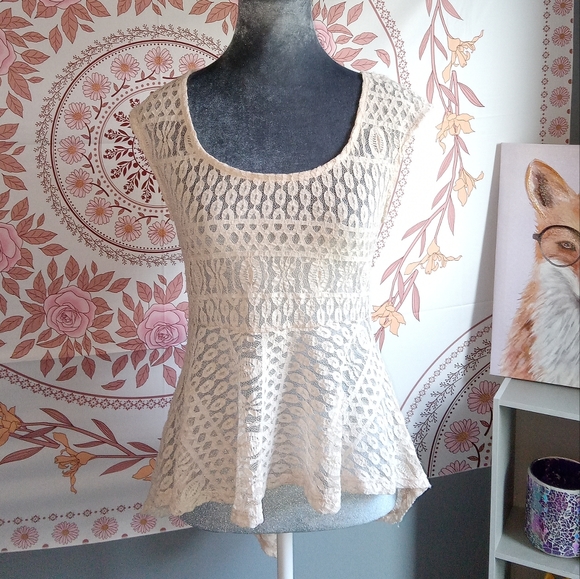 Lovely sheer top - Picture 2 of 10